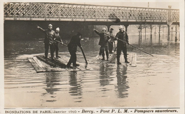 CPA 75 BERCY Pont P.L.M Pompiers Sauveteurs Inondations de Paris Janvier 1910