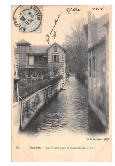 Cpa 58 Nevers La Nievre Dans Sa Traversee De La Ville