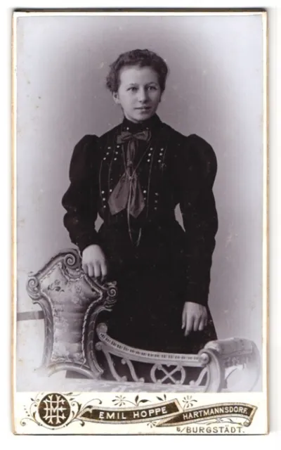 Fotografie Emil Hoppe, Hartmannsdorf, Portrait junge Frau im schwarzen Kleid mi
