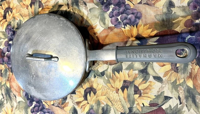 Magnalite Professional Aluminum 10 inch Saute Pan With Lid (SH)