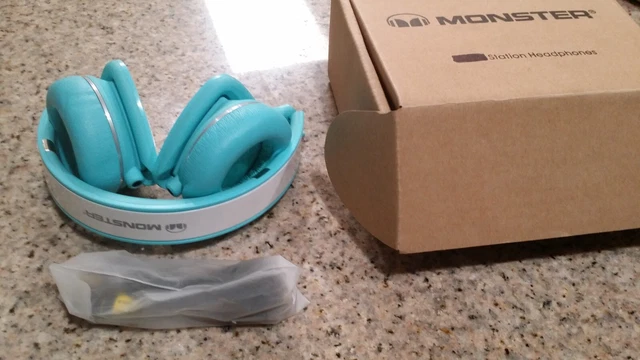 Monster by Dr Dre DNA wired headphone Light Blue New !