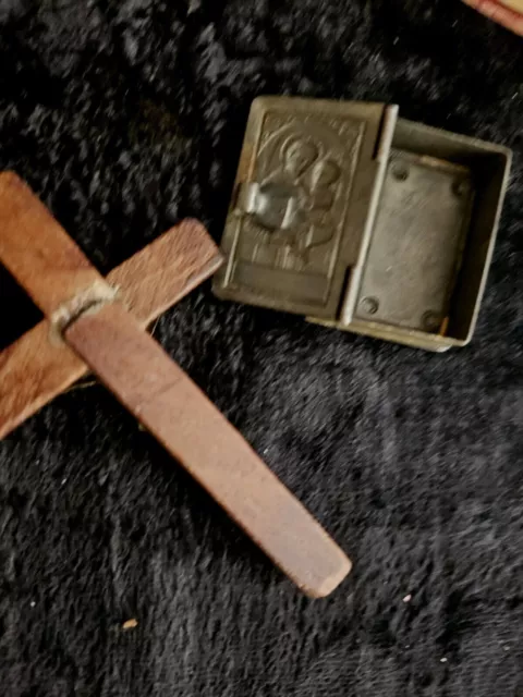 Antique Religious Metal Hinged Case Crucifix / Jesus On Cross 3