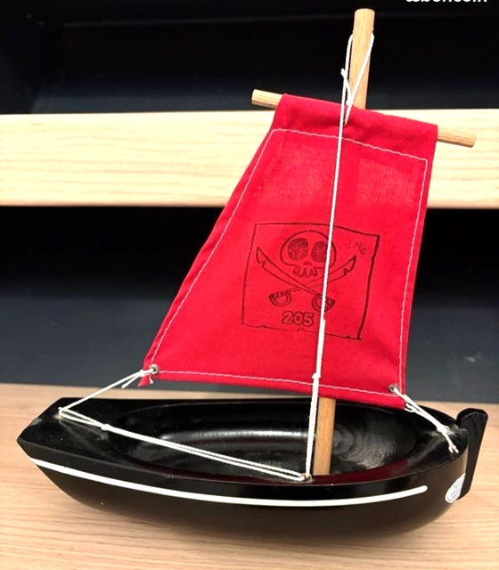Bateau Voilier De Bassin BORDA En Bois Avec Feux De Position - Reproduction - Occasion