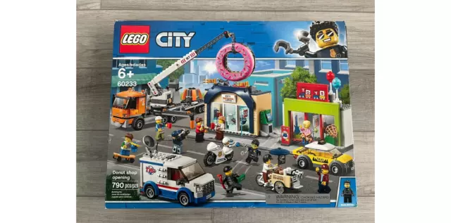 LEGO CITY DONUT Shop Opening 60233 Building Kit 790 Pcs Gift