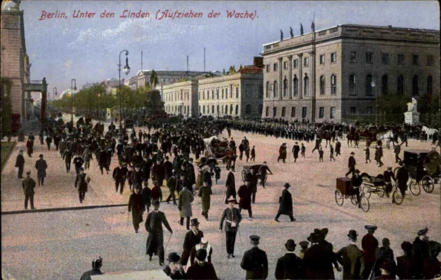 Berlin alte AK ~1910 Strassen Partie Unter den Linden Aufziehen der Wache Leute
