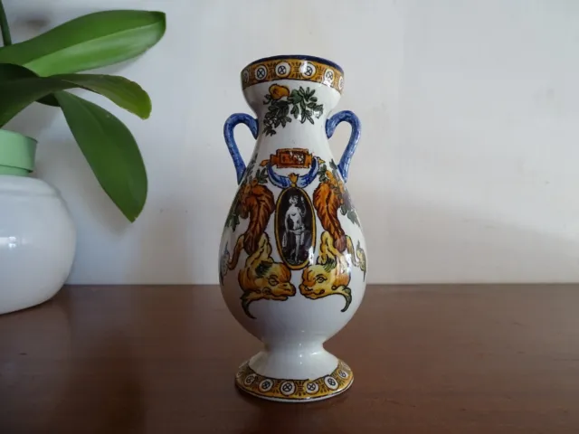 Ancien vase a anses faience de Gien - Décor renaissance sur fond blanc - Signé