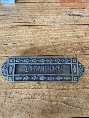 Entrée de boite aux lettres en fonte ancienne pour porte d'entrée