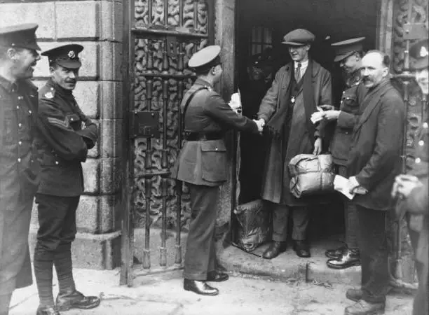 Circa 1920 Irish Prisoners Being Released From Kilmainham Jail Dublin Old Photo