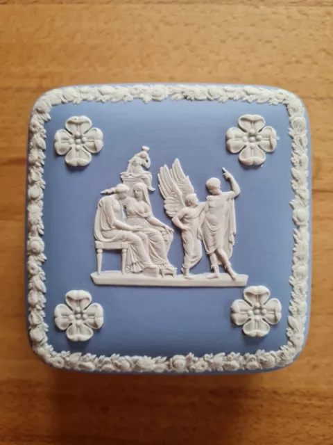 Wedgwood Jasperware Deckeldose / Dose / Schale, blau / weiß mit Relief, England