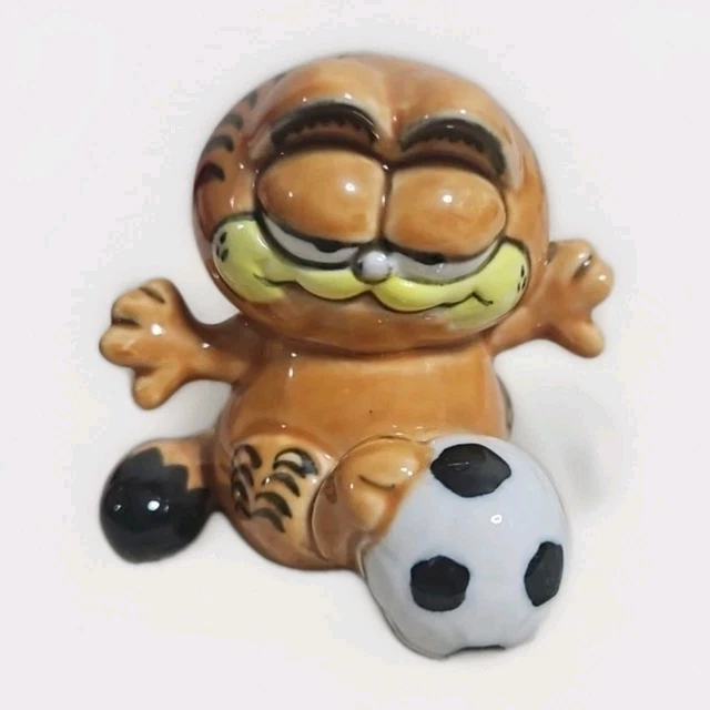 VINTAGE GARFIELD 1981 soccer ball ceramic figurine Enesco Cat