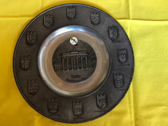 Zinnteller Berlin Brandenburger Tor mit Berliner Wappen von Grenningloh 95%