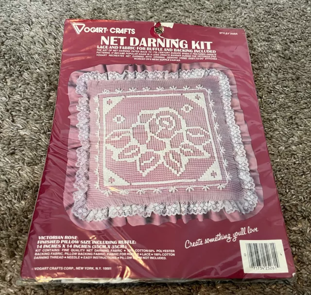 Kit de almohada con volantes de 14 pulgadas con red de encaje rosa victoriana sellado Vogart Crafts 2526