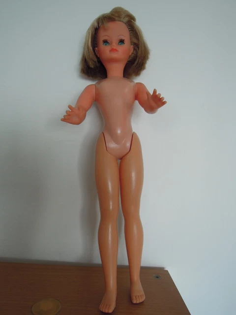 Poupée Bella Cathie 48cm Jambes raides cheveux blonds mi-longs