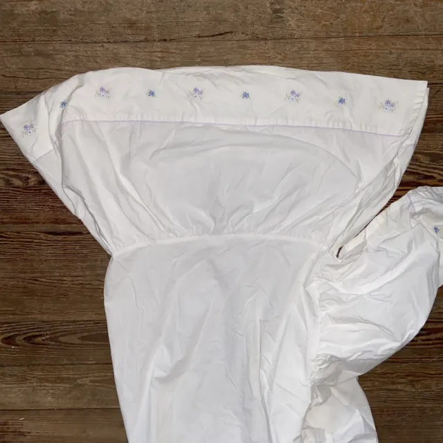 Falda de cama con volantes/cama Pottery Barn Kids talla doble lila bordada blanca sobre polvo Usada en excelente condición