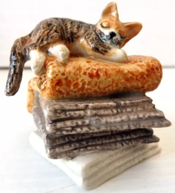 KLIMA K964 Miniature statuette en porcelaine - CHAT SUR SERVIETTES N° 31 CAT