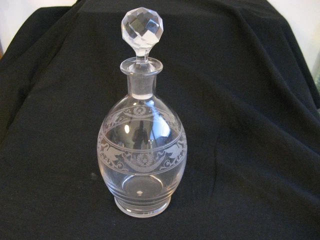 Très belle ancienne carafe cristal de Baccarat décor type antique ciselé  XIXeme