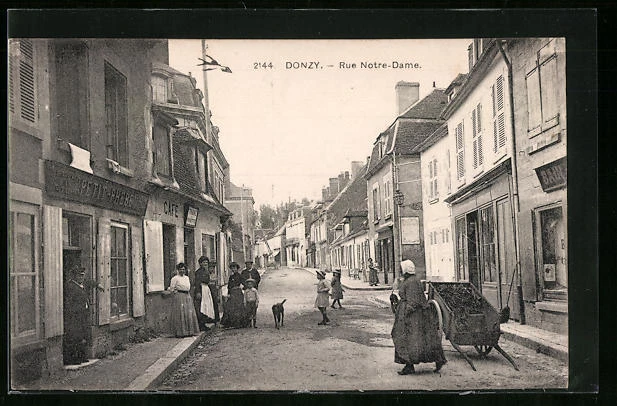 CPA Donzy, Rue Notre-Dame, vue de la rue