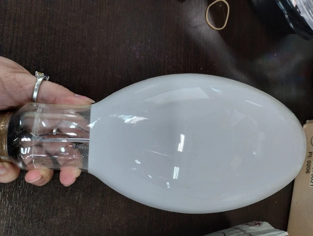 GE Mercury light bulb One 400 watt light bulb not in box but never used