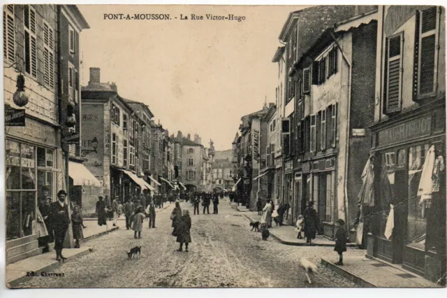 PONT A MOUSSON - Meurthe et Moselle - CPA 54 - la rue Victor Hugo - magasins