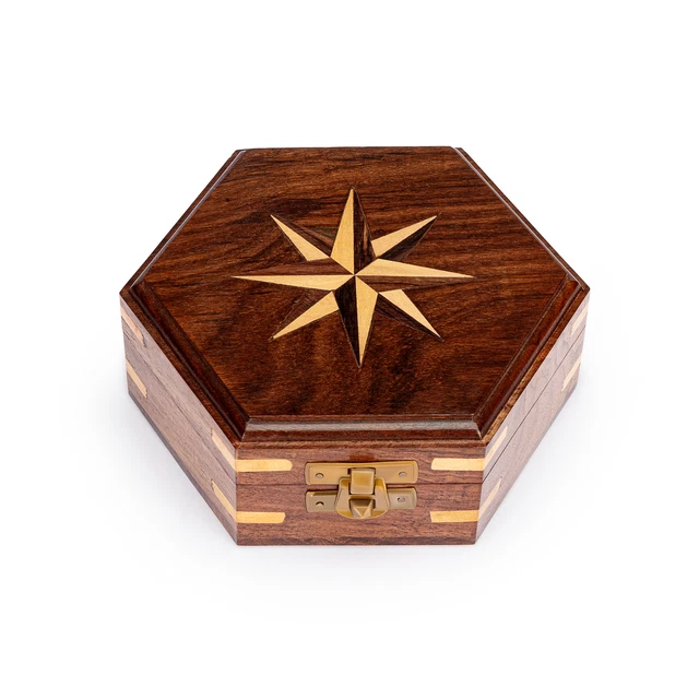 Scatola in legno marittimo esagonale con intarsio rosa eolica in legno e ottone chiuso