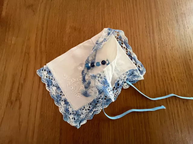Schönes Vintage-Taschentuch mit Häkelspitze und passendem Täschchen