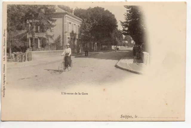 SUIPPES - Marne - CPA 51 -  Avenue de la gare - carte 1900 - femme en vélo