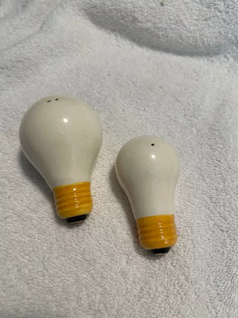 https://www.picclickimg.com/QOEAAOSwNotljFpJ/Vintage-Ceramic-Light-Bulbs-Salt-Pepper-Shakers.webp