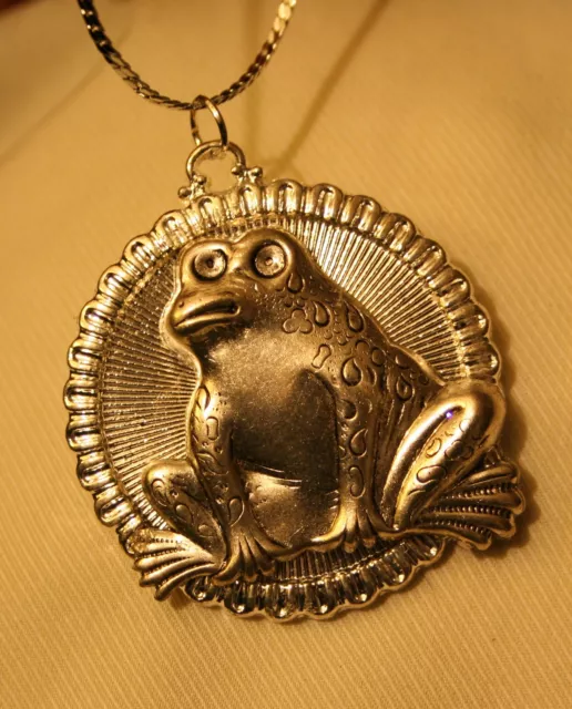 Handsome Swirled Rim Sculpted Frog Toad Bullfrog Round Silvertm Pendant Necklace