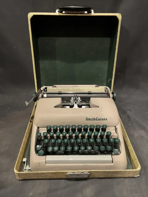 Vintage 1940s Smith Corona Clipper Portable Typewriter with Carry Case