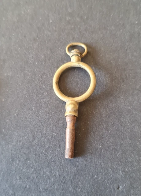 Clé De Montre De Poche Ancienne - N°9 - Laiton Et Fer - 3,5 Cm - Usure Du Temps