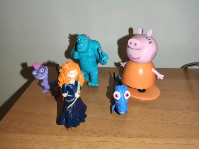 5 personaggi cartoni animati Ribelle, Monsters & co, Nemo, peppa pig