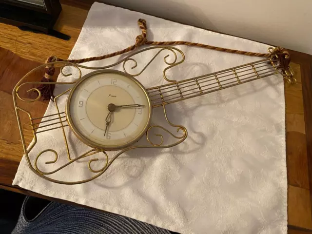 FABULOUS 1950s RETRO KITSCH GUITAR CLOCK BY PAICO BRASS WIRE ROPE HANDLE WORKING