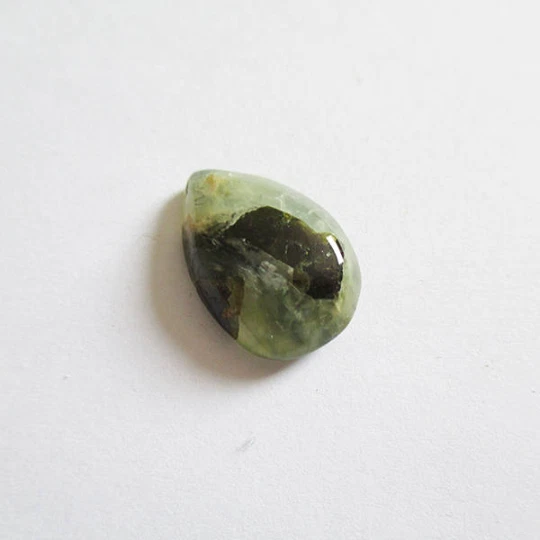 Préhnite cabochon pierre fine 21x18x7mm gemme multicolore reiki chakra plexus