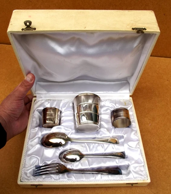 Coffret de 4 portes noms Christofle en métal argenté représentant des