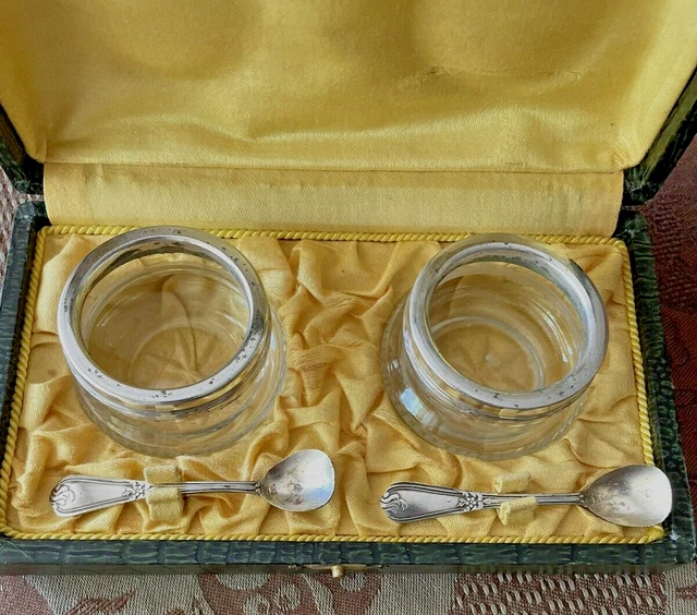 Paire De Salerons En Verre Et Métal Argenté Avec Cuillères Et Rubans - Vintage 1920-1949