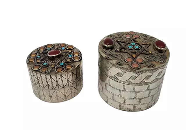 Antiguo par judío de cajas de platos de plata decoradas a mano con piedras...