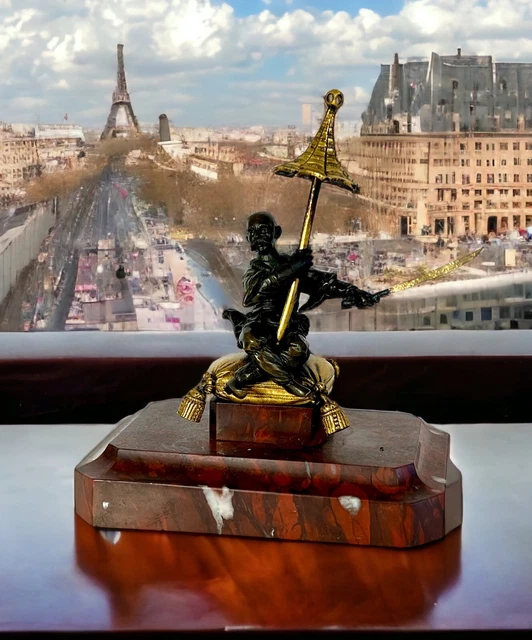 BRONZE DU XIXe / ÉCOLE EUROPÉENNE / CHINOIS ASSIS SUR UN COUSSIN SABRE A LA MAIN