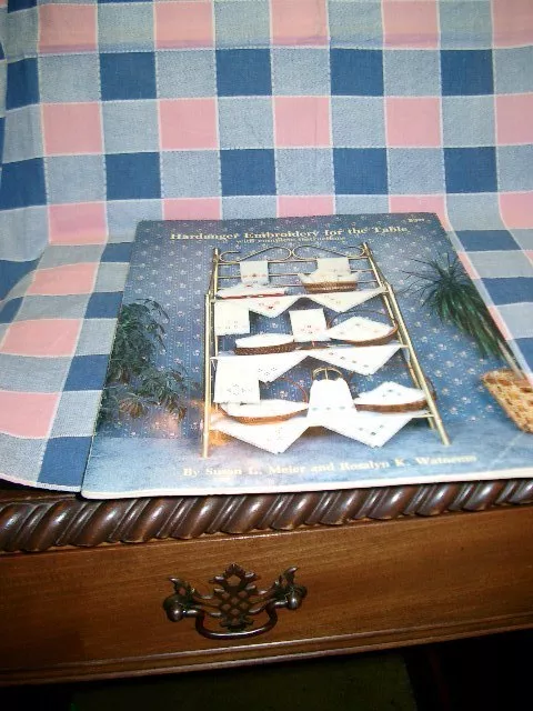 Folleto Hardanger bordado para mesa de Meier Watnemo
