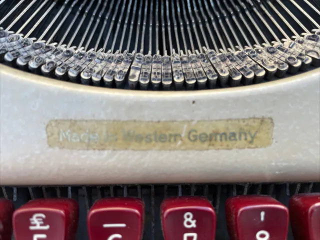 Máquina de escribir Olympia vintage 3