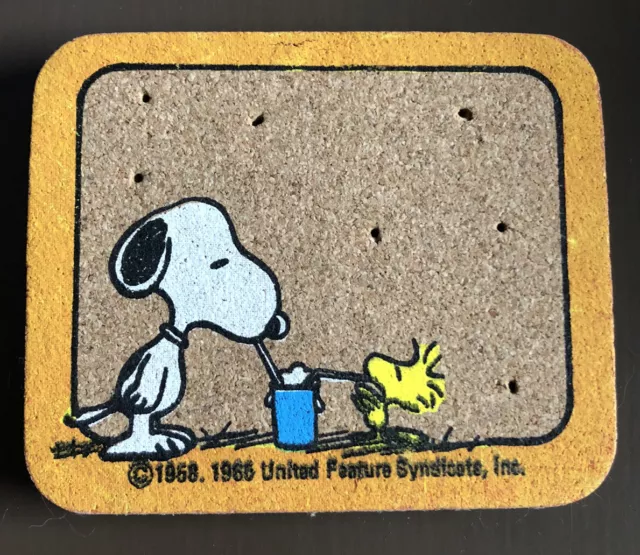 VINTAGE 1970'S PEANUTS SNOOPY Plastic Keychain 