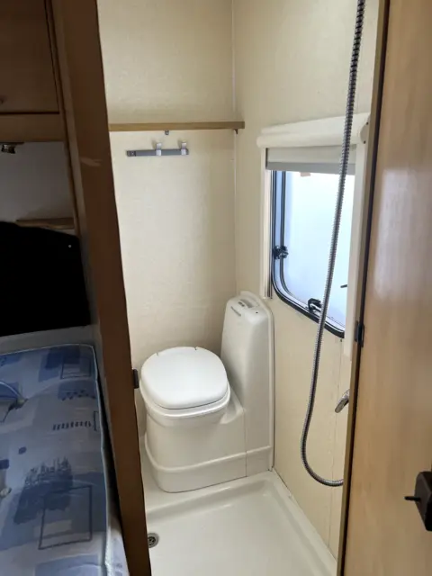 Lightweight 1350kg Caravan with Toilet/ Shower and fixed double bed 8
