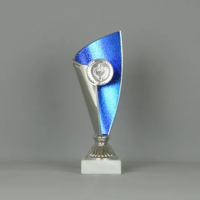 Pokal / 19 cm / blau silber / mit Gravur + Emblem / kompl. MONTIERT
