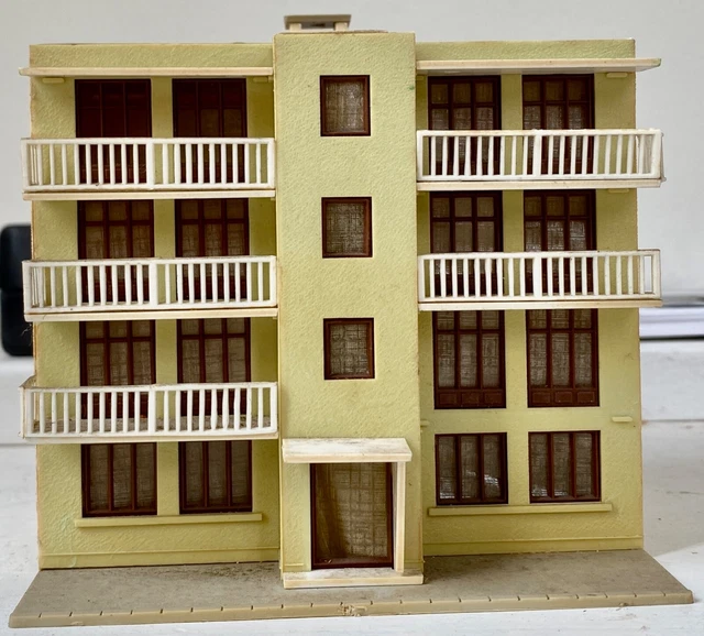 87FDD254 - IMMEUBLE DE VILLE POUR FOND DE DECOR 4 Etages Avec Passage Ho