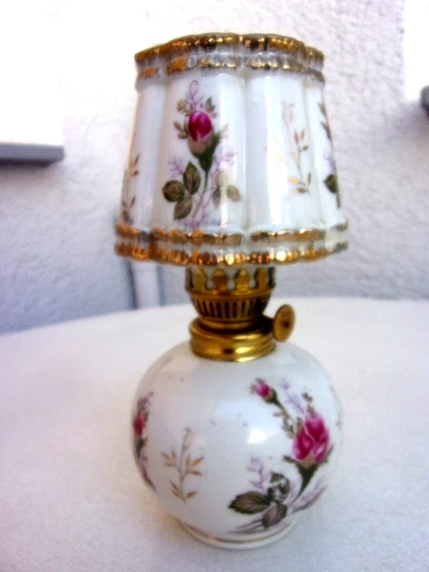 alte sehr schöne mit Blumen Seltene Porzellan Tisch Petroleumlampe Öllampe 18 cm