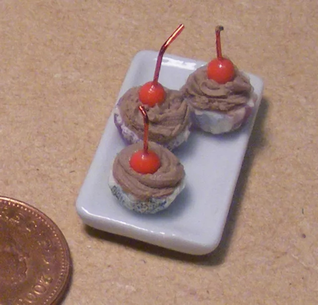 Schokolade Kirsche Kuchen auf Einem Keramik Platte Tumdee 1:12 Skala Puppenhaus
