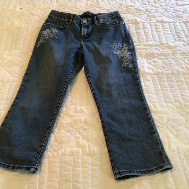 Lee Womens Capris Size 6 Regular Fit Mid Rise Embroidered Cute
