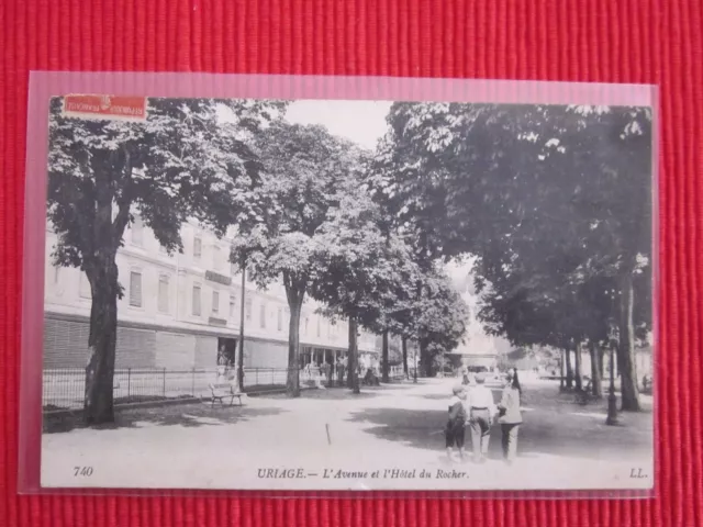 Cpa Ecrite Timbre Uriage L'avenue Et L'hotel Du Rocher Isere 38