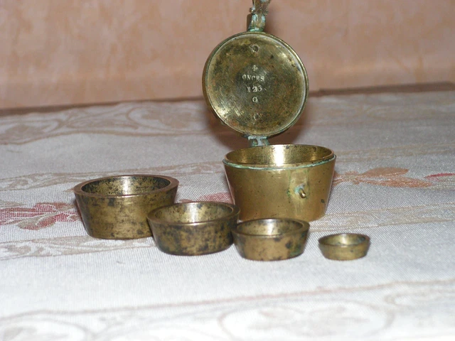 ANCIENNE PILE DE POIDS DE CHARLEMAGNE A GODETS DE BALANCE N° 2