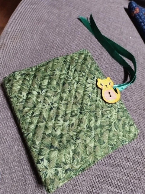 Libro/estuche de aguja de tela verde japonés RHS hecho a mano