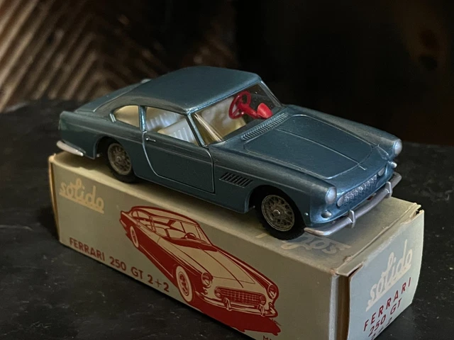 SOLIDO FERRARI 250 GT 2+2 Neuf boite d'origine Réf. 123 bleu clair métallisé